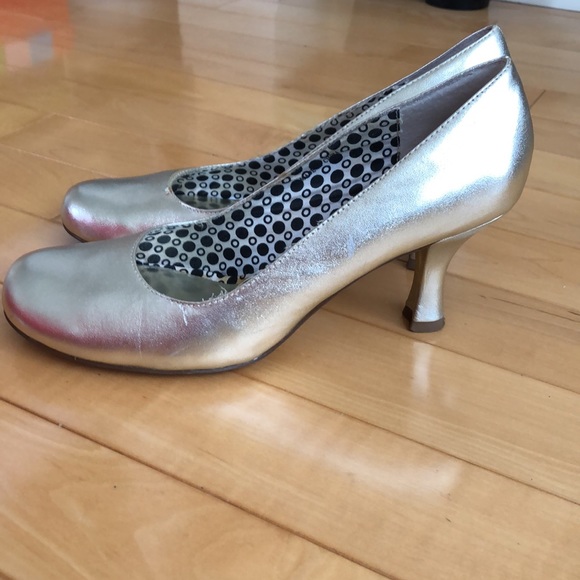 CHANGE by Charles David Leather Gold shoes.  Mid-height heels. - Picture 5 of 6